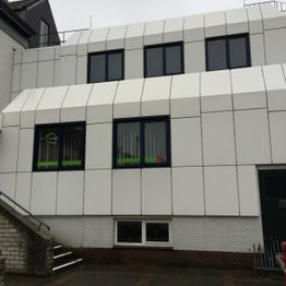 wit gebouw opgeknapt