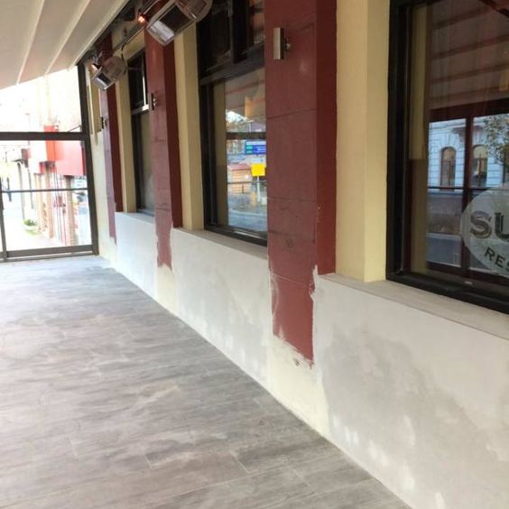 schilderwerk buiten cafe suisse