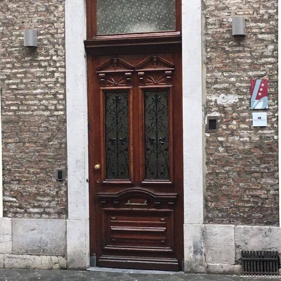 bruine deur hotel Botticelli