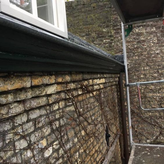 schilderwerk buiten stenen hotel Botticelli